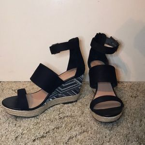 Christian Siriano black wedges